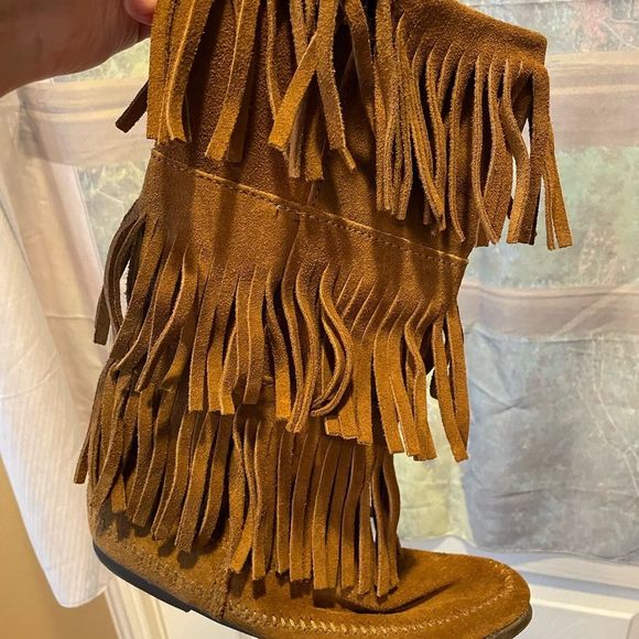 Minnetonka size 7 Three Tiered Fringe Boots - Picture 8 of 16
